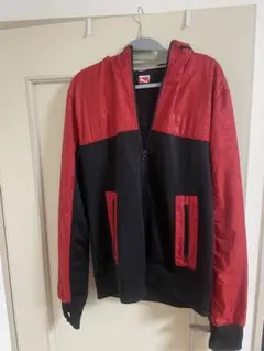 赤黒フード付きプーマウインドブレーカー