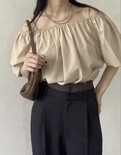 ☆Thevon. オフショルギャザーブラウスのサムネイル