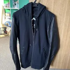 フード付きブラックスウェットジャケット