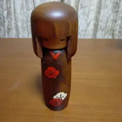 伝統的な木製こけし 花模様