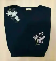 花柄刺繍 ネイビー Vネックニットベスト