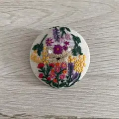 くるみボタン刺繍　ブローチ　猫　花