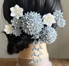 つまみ細工の髪飾り　二つダリアと小花と茉莉花　薄浅葱色