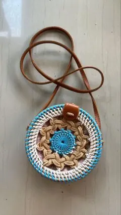 円形かごバッグ 青とベージュ