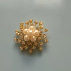 パールとクリスタルの花形ブローチ