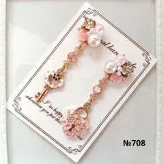 ♡ハンドメイド♡ビジューピアスorイヤリング№708南京錠と鍵アシンメトリーのサムネイル
