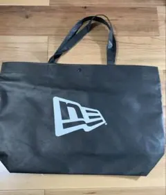 New Era ロゴ入り ブラックバッグ 大きめのサムネイル