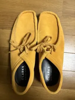 クラークス ワラビー イエロー