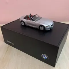 【美品】　BMW Z4 1/43モデル 展示用台座付　ディーラー正規品のサムネイル