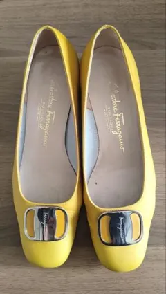 フェラガモ パンプス イエロー 7C　スクエアロゴ金具