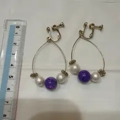 紫と白のビーズ フープイヤリング