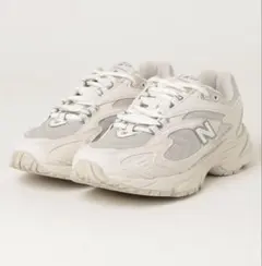 New Balance 725ホワイトスニーカー