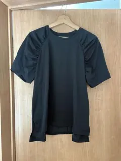 【最終値下げ】UNFILOアンフィーロ　ショルダーギャザーTシャツ　XLのサムネイル