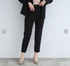 【新品タグ付き】INDIVI　ストレッチタックテーパードパンツ 03 黒