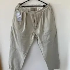 ① beams 2プリーツパンツ　チノ　ダメージ加工