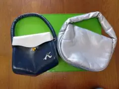ネイビーとシルバーのハンドバッグ