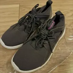 Reebok ブラック スニーカー　23.5cm
