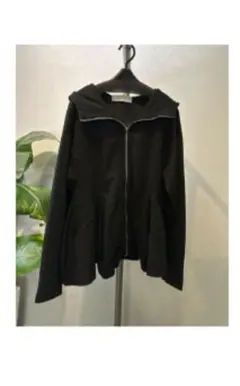 ブラックのフレアパーカー