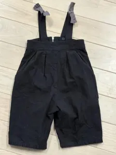 黒いサスペンダー付きパンツ