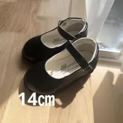 黒いストラップ付きフォーマルシューズ