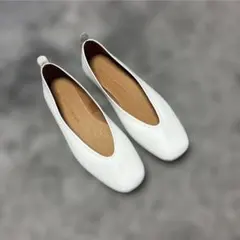【新品未使用】ファビオルスコーニ 37 パンプス 白 Vカット フラットのサムネイル
