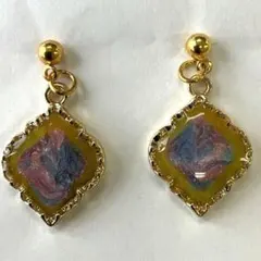 5401 ピンクブルーマーブル、イエローフレーム菱形ピアス