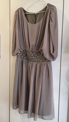 パーティドレス グレーベージュ フレアスリーブ ビーズ装飾 膝丈 シフォンドレス
