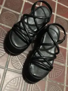 クロスストラップ厚底サンダル　黒　グレイル