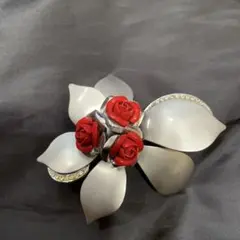 シルバー　ラインストーンブローチ♡赤いローズ
