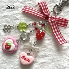 《263》ビーズキーホルダー　赤　リボン　韓国　y2k コレクトブック