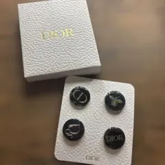 Dior ロゴ入りブローチ 4個セット