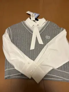 グレー セーターとシャツの重ね着