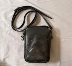 編み込みデザイン ブラック ショルダーバッグ