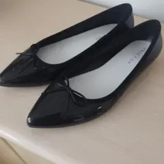 ブラックリボン付きフラットシューズ