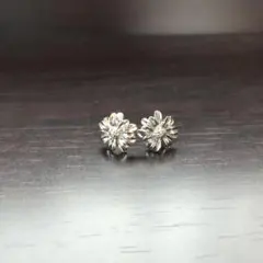 フラワーモチーフ シルバー ピアス