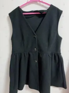黒 Vネック ボタン付きベスト
