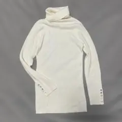 リブ　タートルネック　ニット　手元ボタン　アイボリー