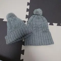 グレーのポンポン付きニット帽2個セット