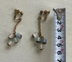 ねじ式イヤリング ゴールド 白×水色×緑 丸ビーズ