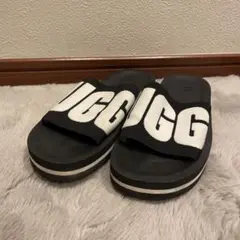 UGG ロゴスライドサンダル ブラック/ホワイト シンプル デザイン 人気モデル