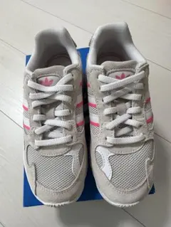 新品　adidas グレー ピンク スニーカー　18センチ