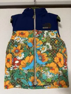 GUCCI ×THE NORTH FACEコラボ　フラワープリント ダウンベストのサムネイル