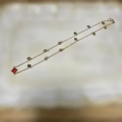 大人かわいい　お花チャーム付き赤いガラスネックレス