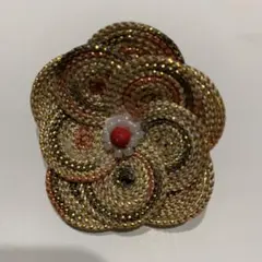 手作り　花形ブローチ 金色 赤