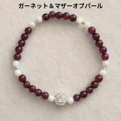ガーネットとマザーオブパールのブレスレット
