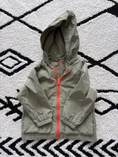 カーキ色フード付きアウター、スウェットパンツ