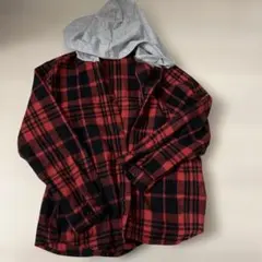 赤と黒のチェック柄フード付きシャツ