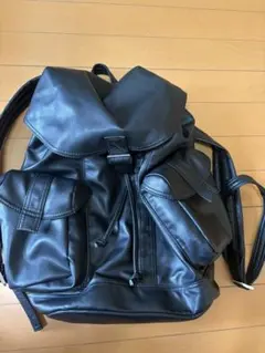 黒 合成皮革 リュックのサムネイル