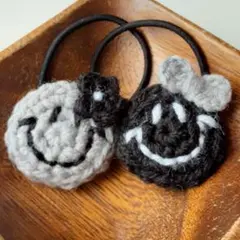 お花付き リボン付きにこちゃん ヘアゴム ハンドメイド スマイル グレー 黒