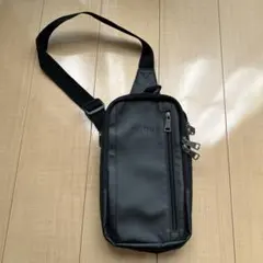 möbus ブラック ボディバッグ